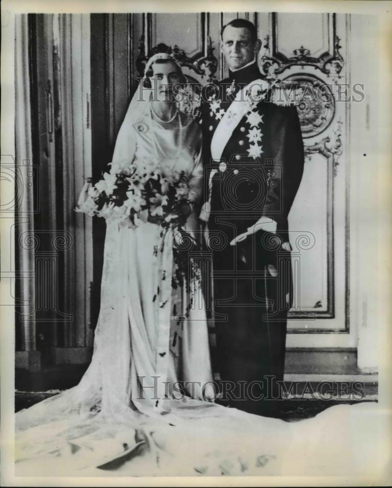 1960 Press Photo Crown Prince Frederick and Princess Ingrid after weeding in - Historic Images