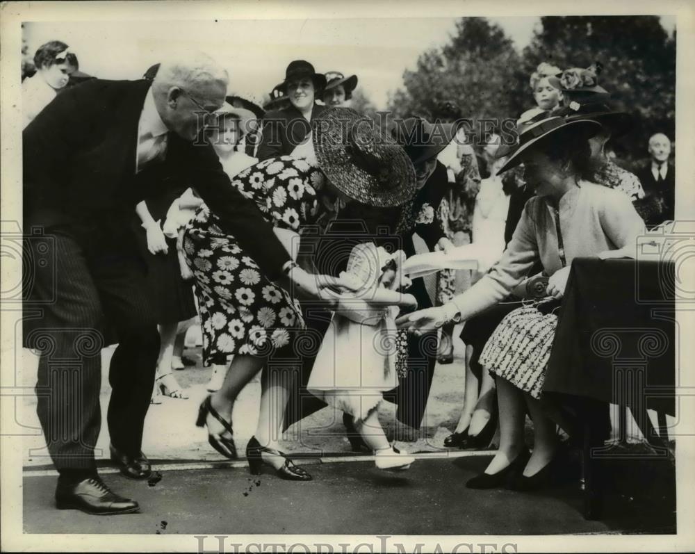 1938 Press Photo Photo London England, Duchess of Gloucester receives purse &amp;bow - Historic Images