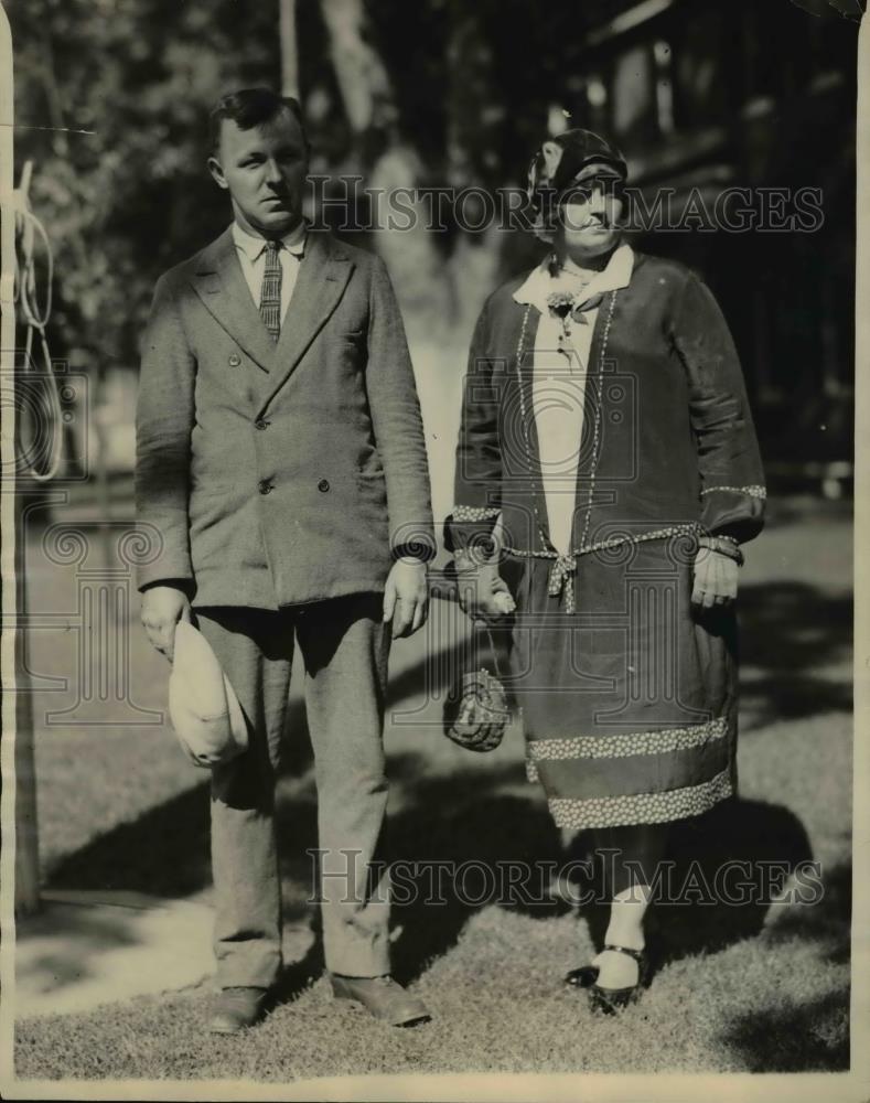 1927 Press Photo Mr &amp; Mrs William Tamberlain at South Umel NJ postoffice - Historic Images