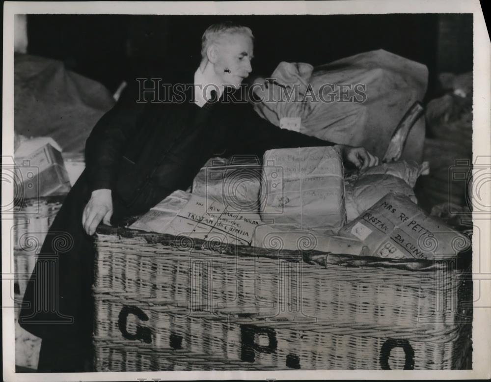 1939 Press Photo London postal employee sorts mail to Tristan Da Cunha - Historic Images