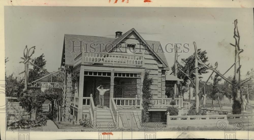 1927 Press Photo Log Cabin, entrance to Garden of Eden - Historic Images