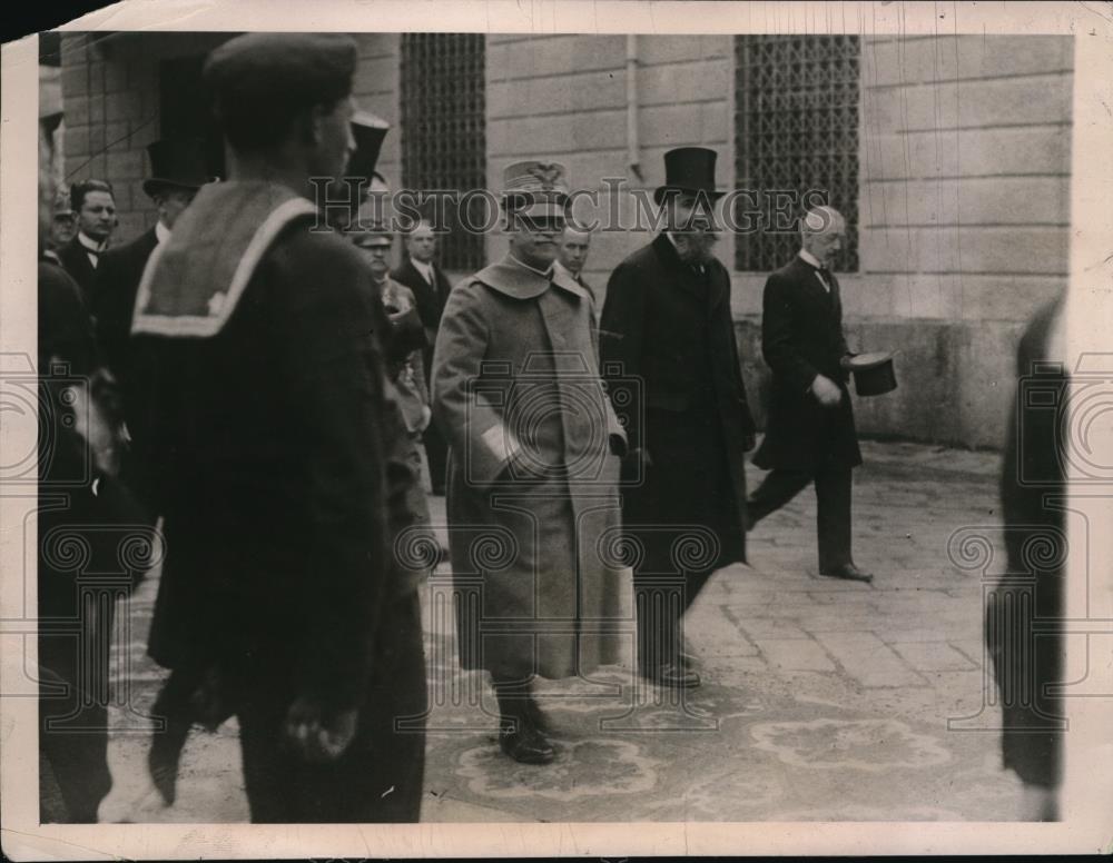 1922 Press Photo The King of Italy proceeding to European Economic Conference - Historic Images