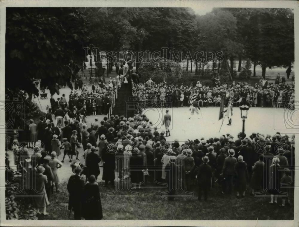 1927 Press Photo An echo of the entertainments given during the war, the - Historic Images