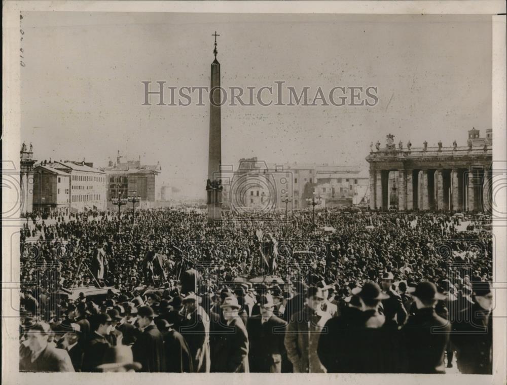 1939 Press Photo Crowd waiting to greet new Pope in Vatican City. - Historic Images