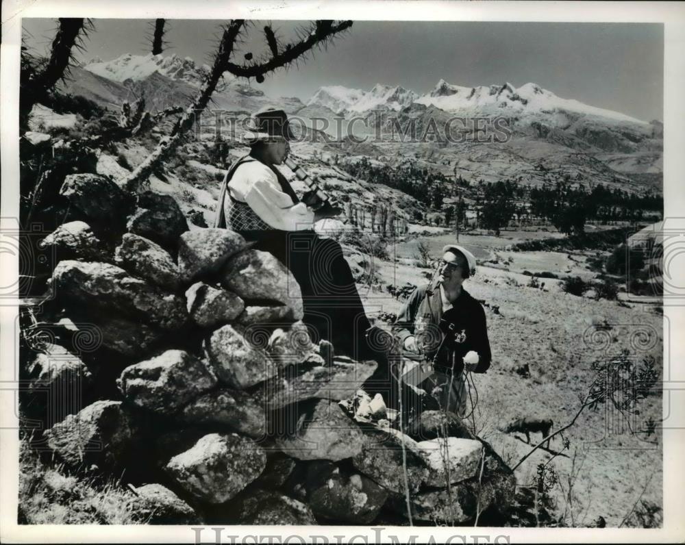 1952 Press Photo Visit to a group of Peruvian Indians who have earned their - Historic Images