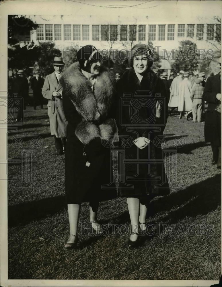 1930 Press Photo Mrs. Edward H. Graham and daughter Gladys at Belmont Park - Historic Images