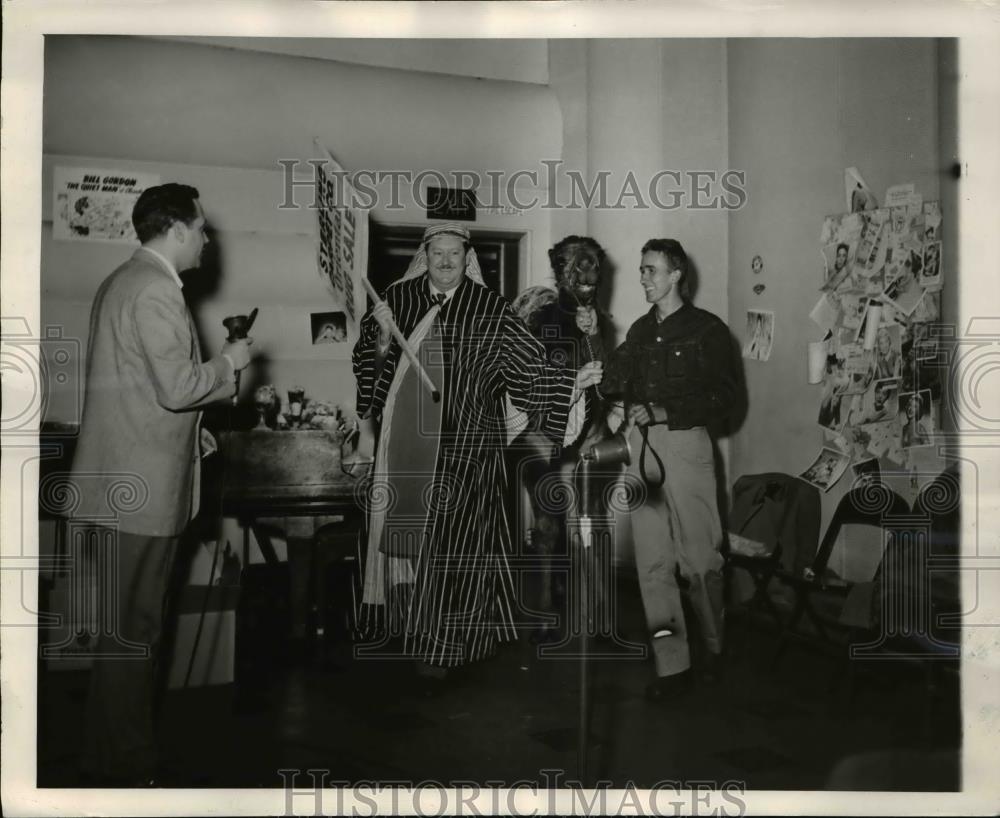 Press Photo Jim Moran &amp; Camel at Bill Gordon Radio Broadcast, Cleveland Ohio - Historic Images