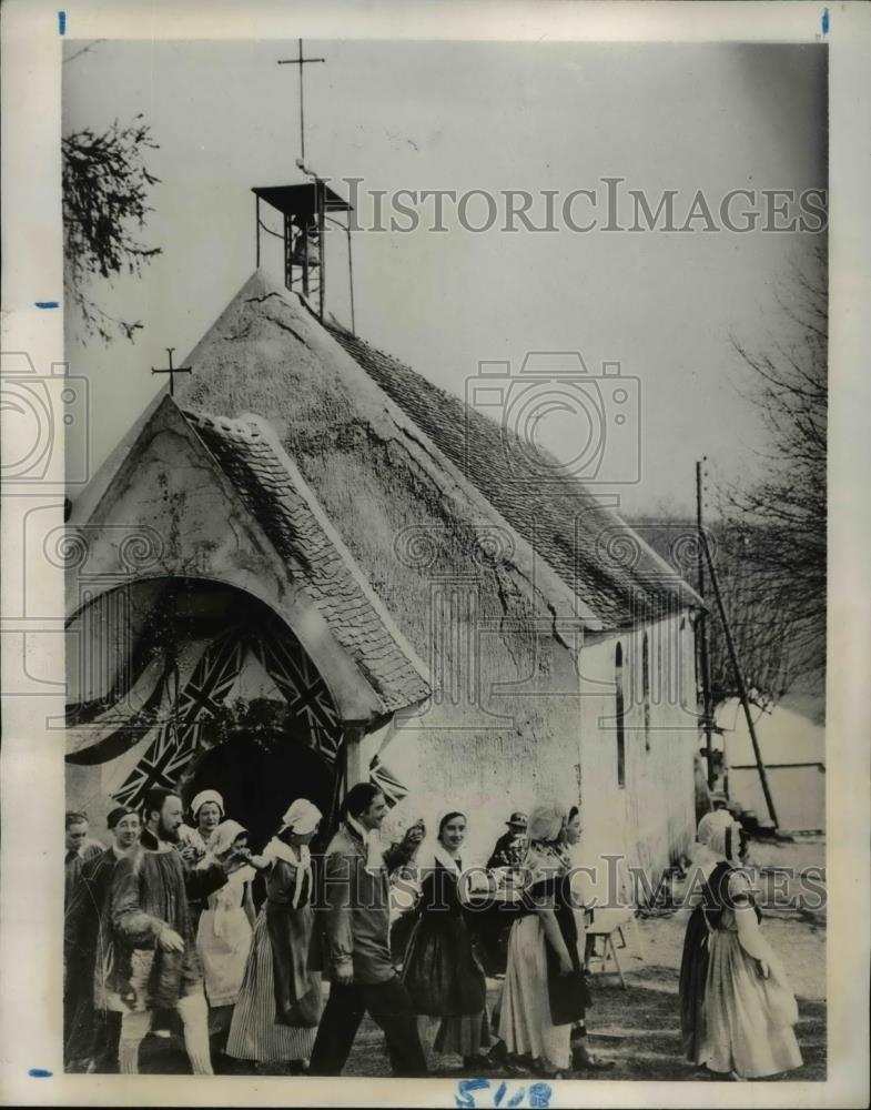 1939 Press Photo husband seekers procession at Shrine of St. Aubierge, Franch - Historic Images