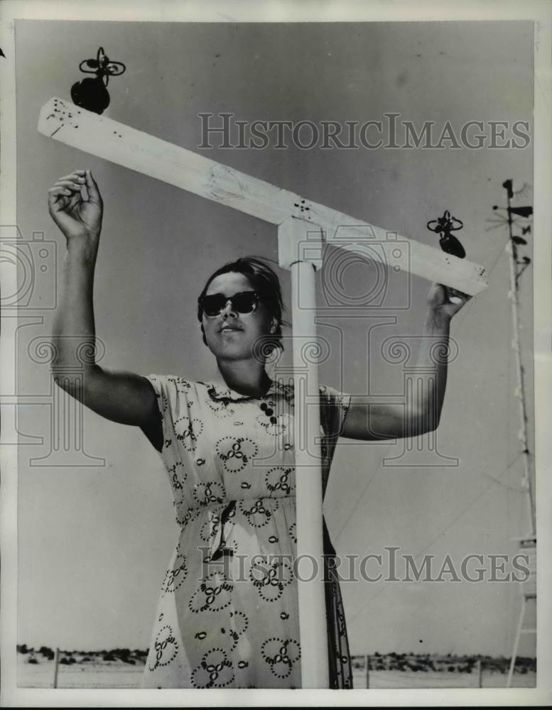 1958 Press Photo Kara-Kum Desert in Turkmenia. Pictured is Nadezhd Gorbunova. - Historic Images