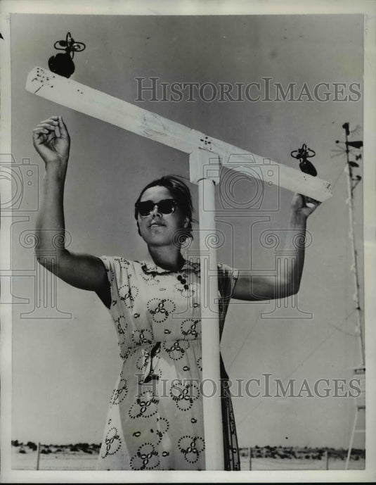 1958 Press Photo Kara-Kum Desert in Turkmenia. Pictured is Nadezhd Gorbunova. - Historic Images