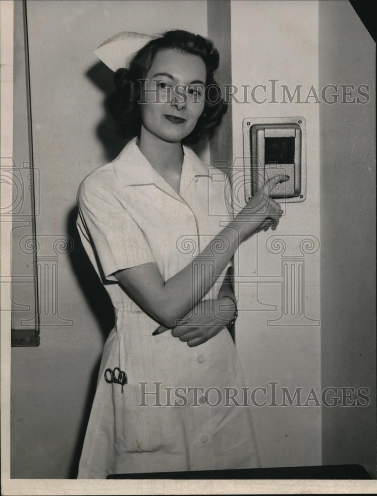 1948 Press Photo Nurse Patricia Heil flicks transmitter-receiver control - Historic Images