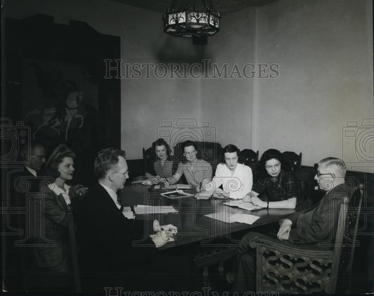1946 Press Photo Russian school of painting & group at a meeting - Historic Images