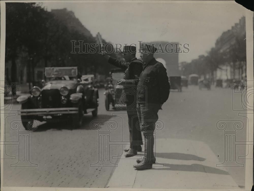 1927 Press Photo French policeman stops traffic at the Champs Elysees for - Historic Images
