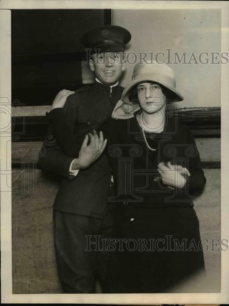 1923 Press Photo Brooklyn NY Frances Duhl &amp; fiance Sgt Claude Foster at trial - Historic Images
