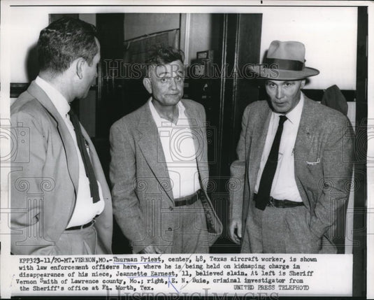1954 Press Photo Thurman Priest with officers for kidnapping of J. Earnest - Historic Images