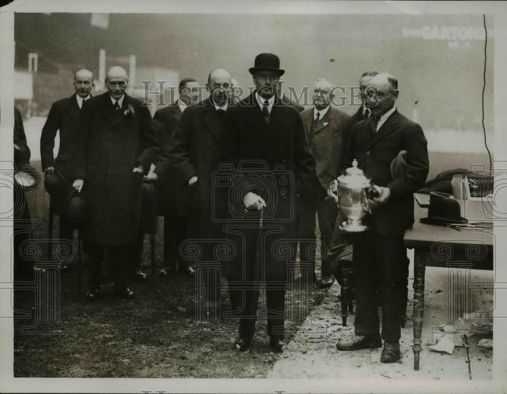 1931 Press Photo Duke of Gloucester, who presented the King&#39;s Cup to Mr. - Historic Images