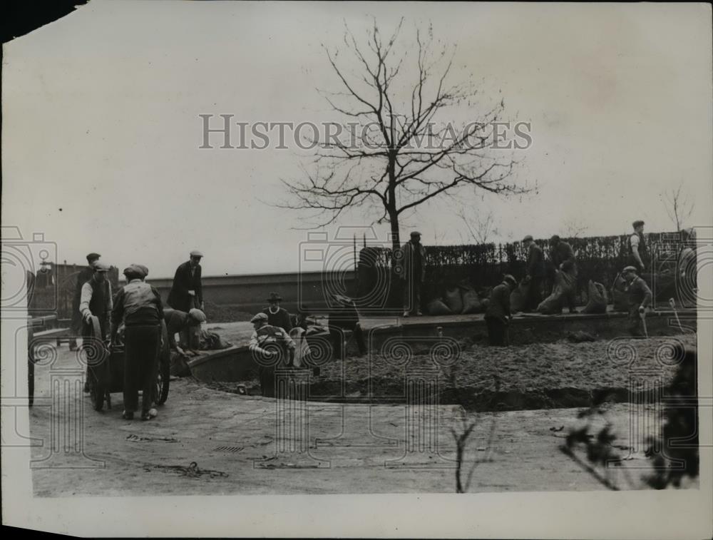 1930 Press Photo Victoria embankment floods of Thames in London england - Historic Images