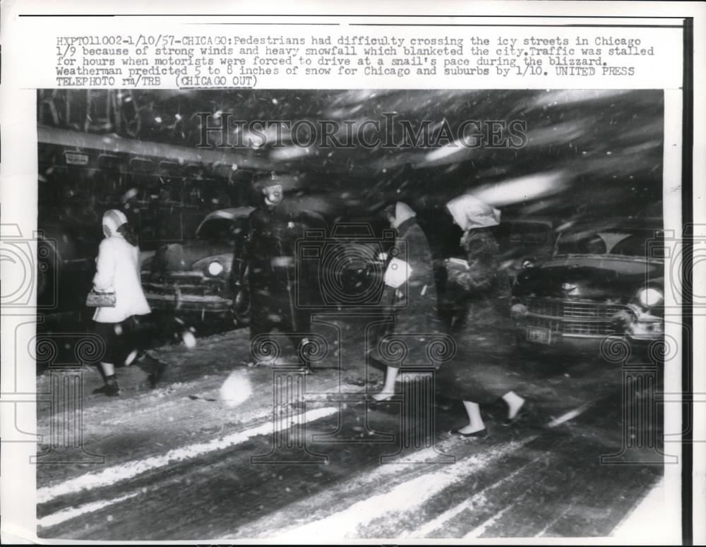 1957 Press Photo Pedestrians had difficulty crossing the icy street in Chicago - Historic Images