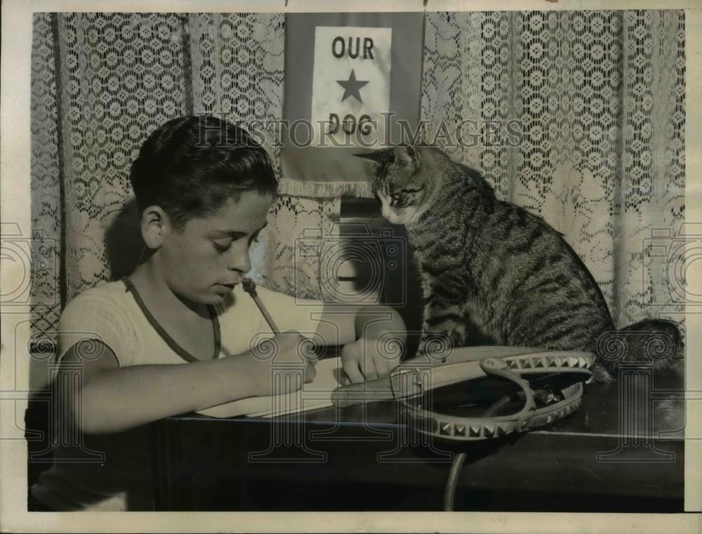 1944 Press Photo Raymond Hite Writes to his dog, Shere Khan as his cat looks on - Historic Images