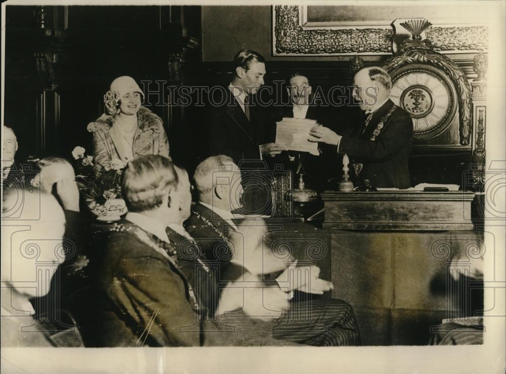 1927 Press Photo Duke and Duchess of York receiving their casket from D L Deacon - Historic Images