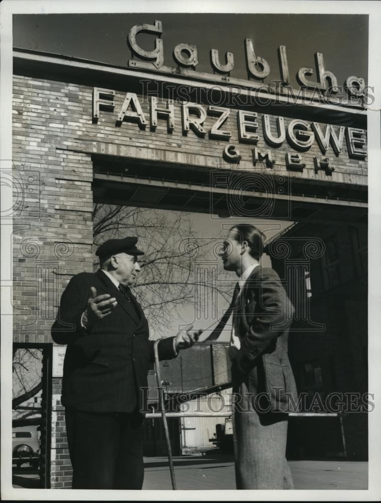 1950 Press Photo Ernst Schuck rt Berlin unemployed at a business - Historic Images