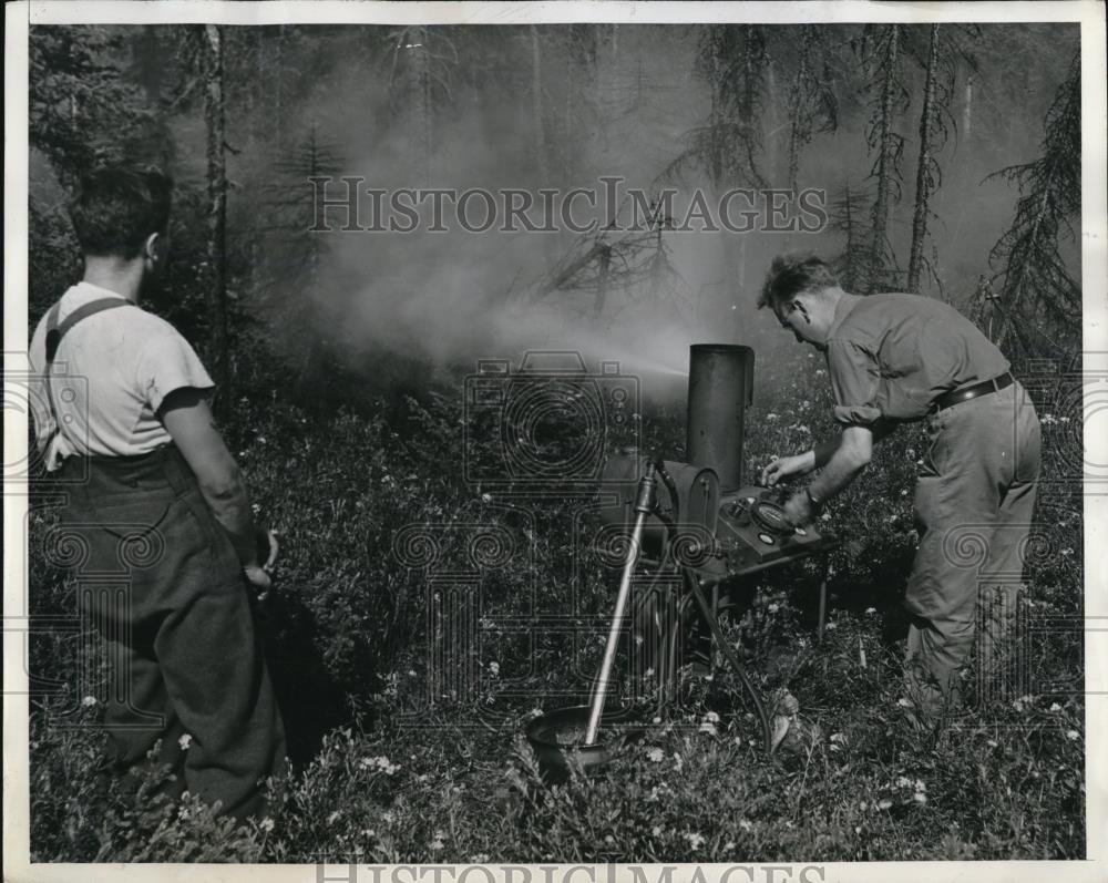 1945 Press Photo Capt Larry Osberg Canadian Army entomologist, operates DDT eqpt - Historic Images