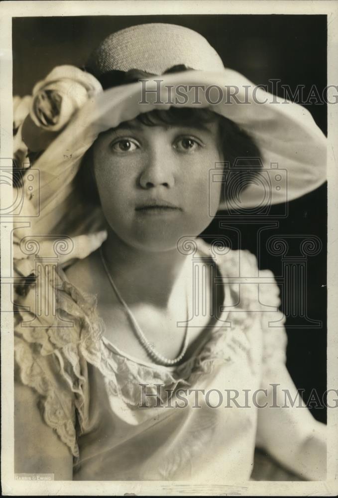 1923 Press Photo Barbara Ballou ext season&#39;s most prominent debutantes - Historic Images