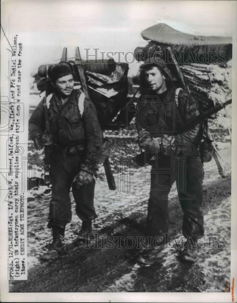 1951 Press Photo Carl W. Howard and Pfc Daniel Wellman of UN Infantry - Historic Images