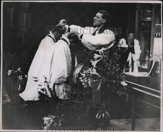 1934 Press Photo Confirmation service at the Chapel of the Savoy with Bishop - Historic Images
