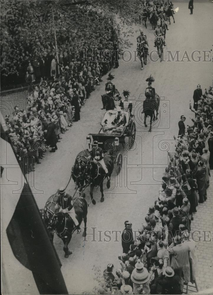 1937 Press Photo King Christian &amp; Queen Alexandrine in Denmark parade - Historic Images