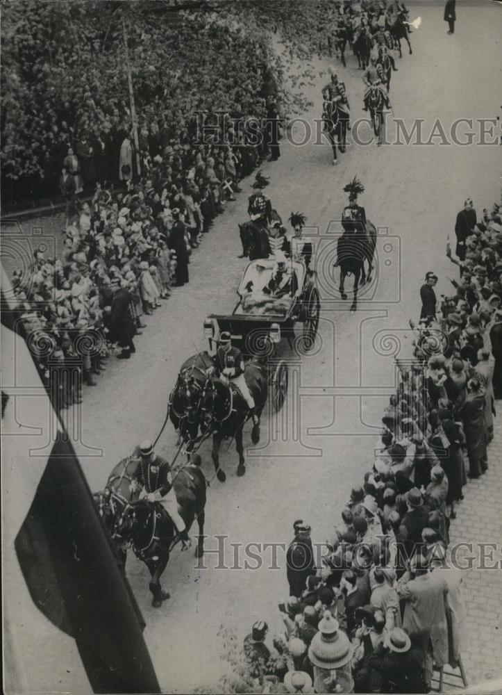 1937 Press Photo King Christian & Queen Alexandrine in Denmark parade - Historic Images