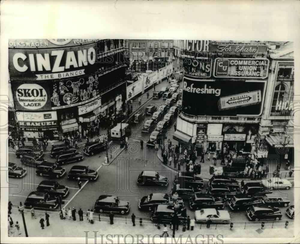 1972 Press Photo London England, taxi protest to Value Added Tax program - Historic Images