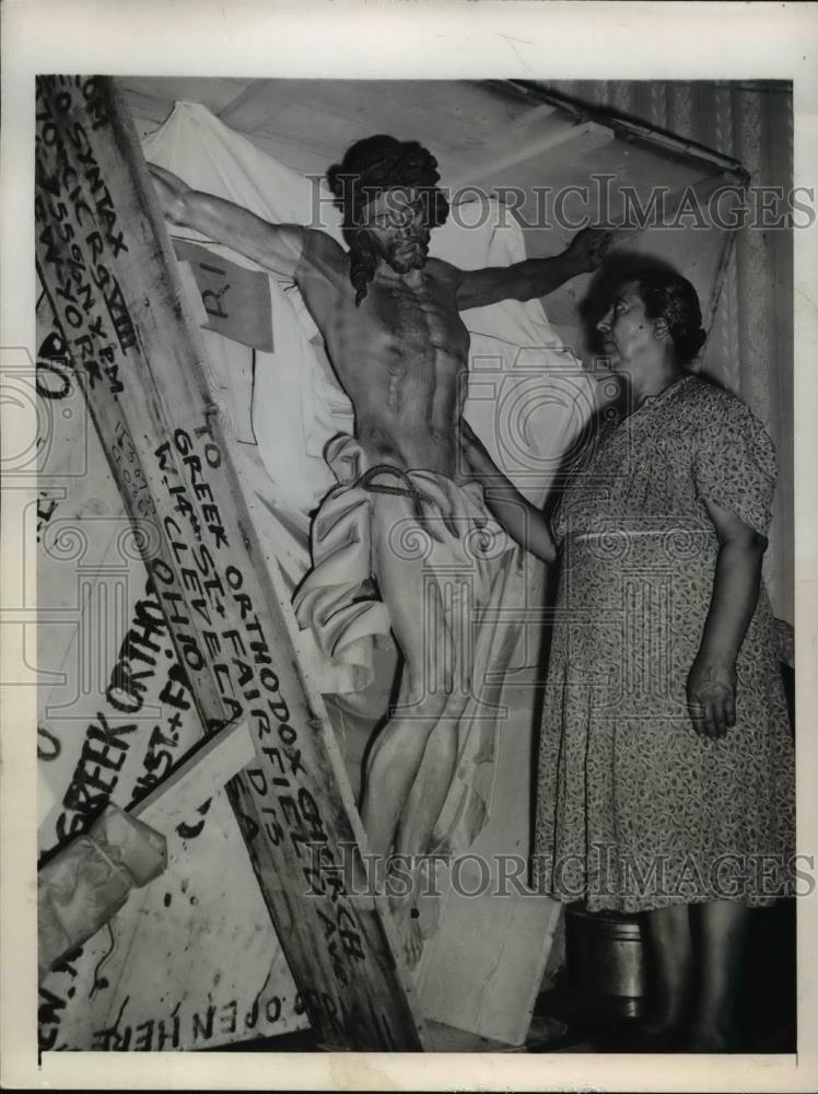 1947 Press Photo Mrs. Peter Sytax displays the crucifix at their living room - Historic Images