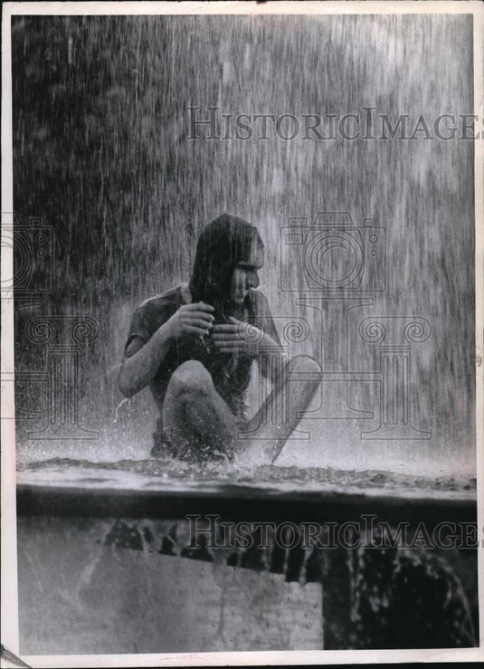 1970 Press Photo People in Hanna Fountains - Historic Images
