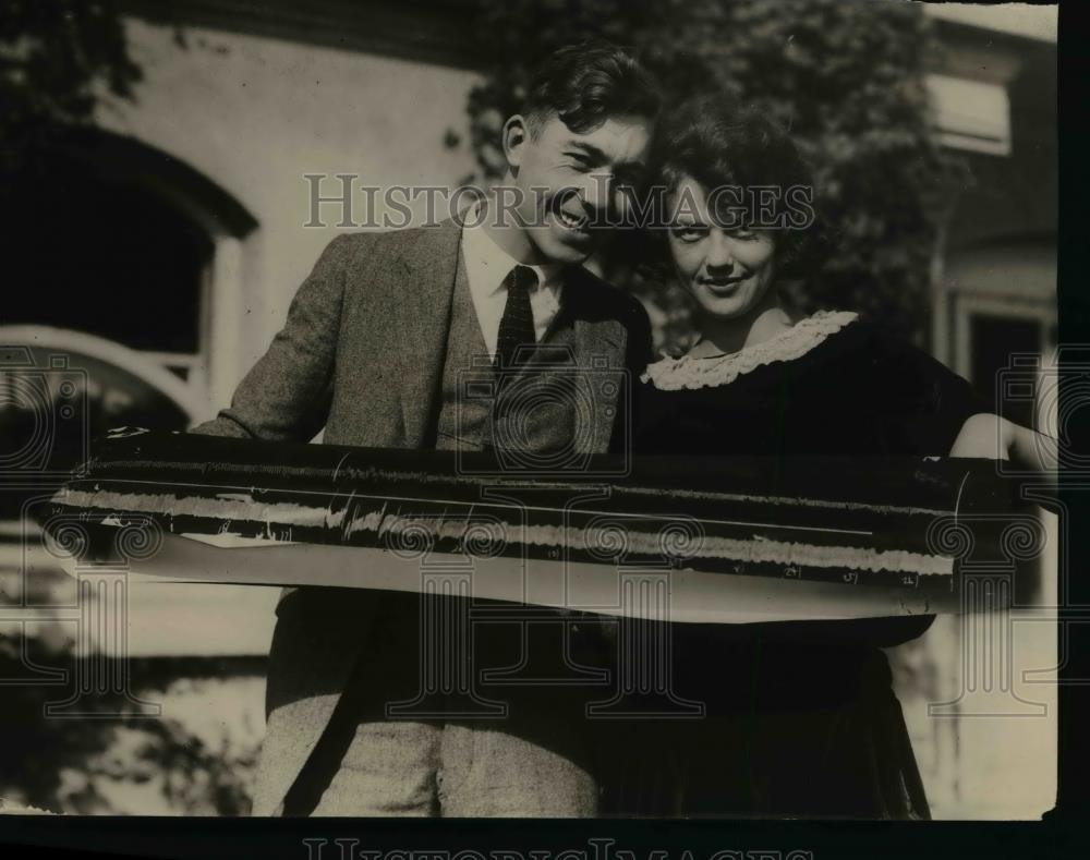 1923 Press Photo Mr &amp; Mrs Wilson with a roll of foil - Historic Images