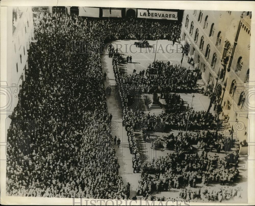 1930 Press Photo Crowd Celecrat Hans Anderson at Town Hall in Odense - Historic Images