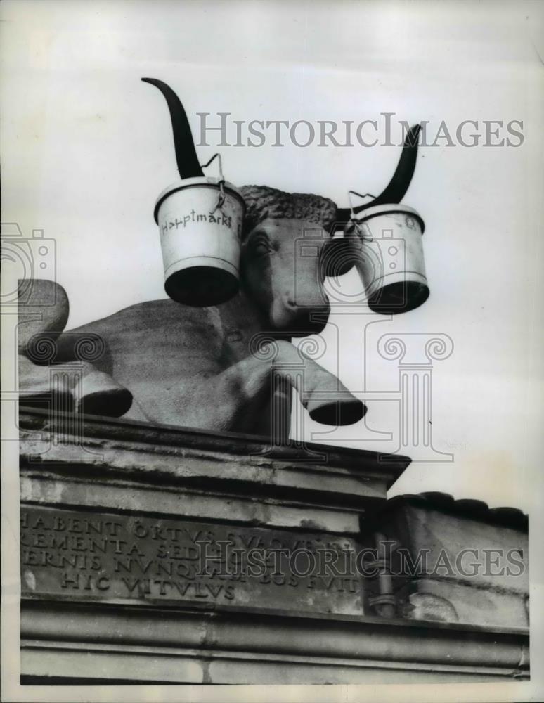 1959 Press Photo Refuse Pails Hanging on Stone Ox Horns, Nuremberg, Germany - Historic Images