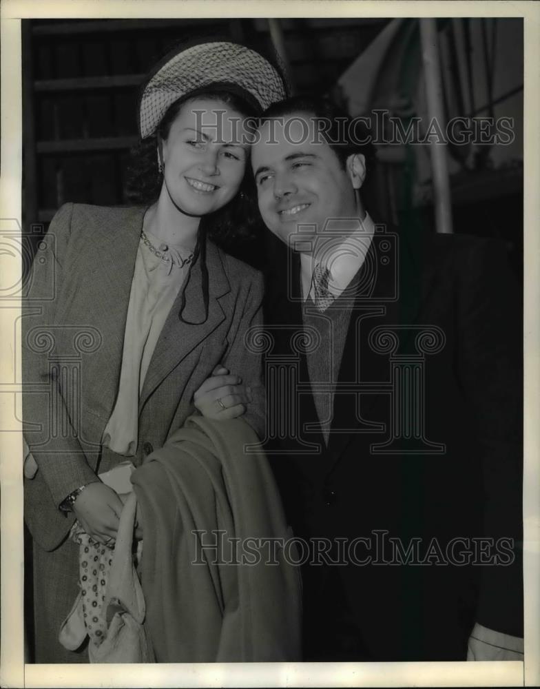 1941 Press Photo Dr & Mrs Pedro Alvarado newlyweds from Italy in NYC - Historic Images