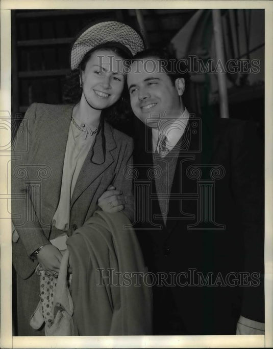 1941 Press Photo Dr & Mrs Pedro Alvarado newlyweds from Italy in NYC - Historic Images