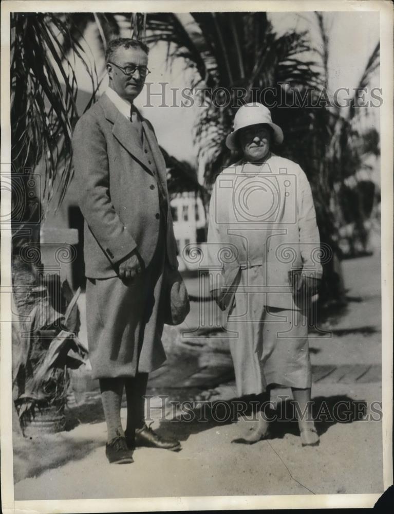 1931 Press Photo Sidney Syme, Noted New York legal mind &amp; wife at Miami Beach - Historic Images