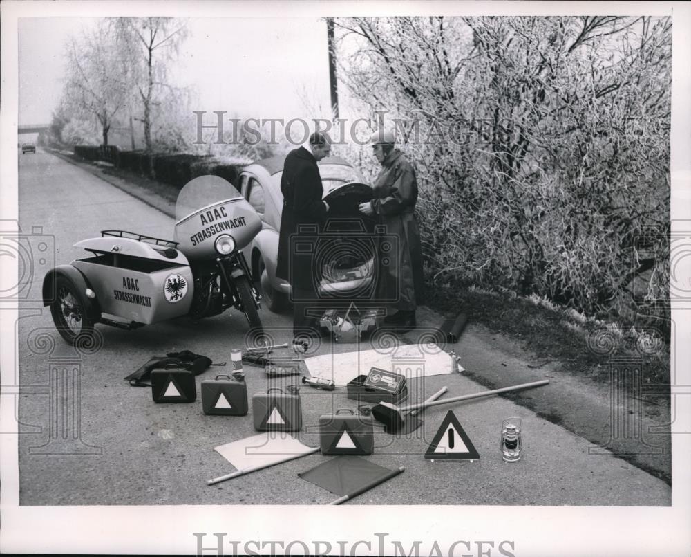 1953 Press Photo First German Road Patrol Aids a Stranded Motorist - Historic Images