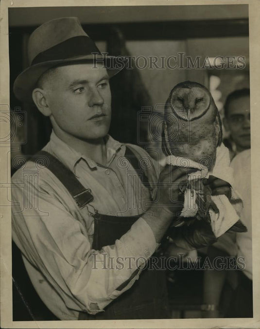 1932 Press Photo William G Aubey and an owl - Historic Images