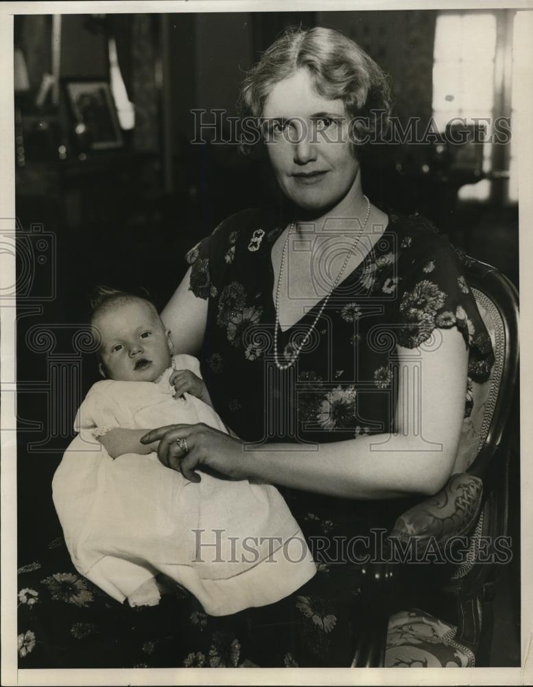 1930 Press Photo Mrs Patrick J Hurley Sec of War&#39;s wife &amp; baby - Historic Images