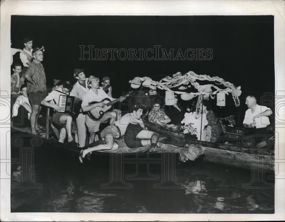 1947 Press Photo Venetian musicians serenade tourists at the Grand Canal Venice - Historic Images