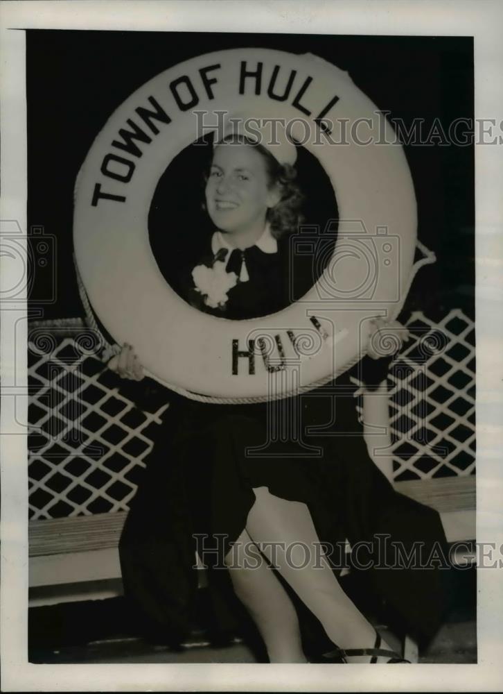 1938 Press Photo Anne Piper with Life Preserver on the Town of Hull - Historic Images