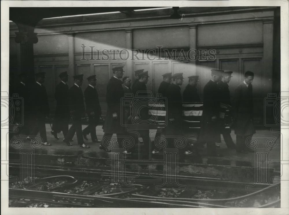 1928 Press Photo Casket of Bernelli at Union Station in London - Historic Images
