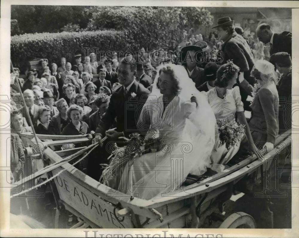 1943 Press Photo England Allen Adames &amp; bride Betty Page &amp; guests - Historic Images