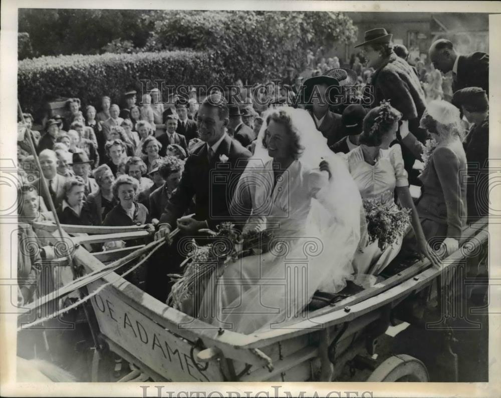 1943 Press Photo England Allen Adames & bride Betty Page & guests - Historic Images
