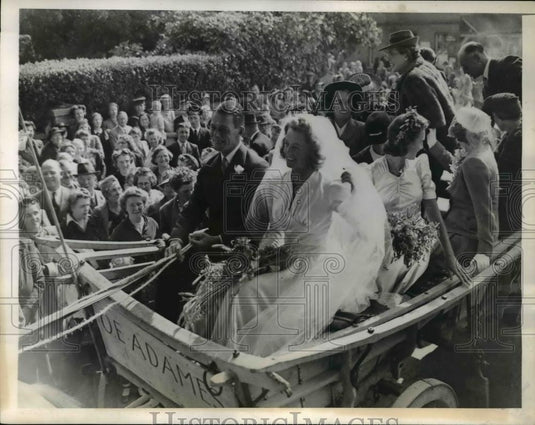 1943 Press Photo England Allen Adames & bride Betty Page & guests - Historic Images
