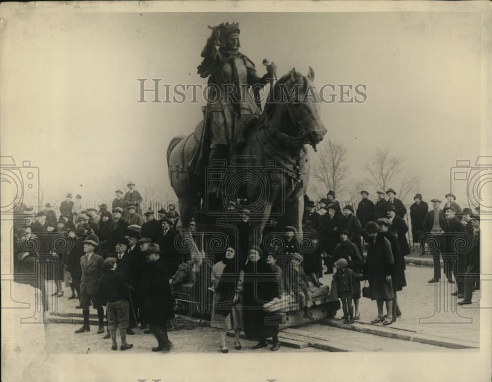 1930 Press Photo The Moving of Statue at Sacre-Coeur Church - Historic Images